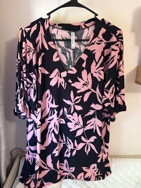 Dear Scarlett Black & Pink Floral V-Neck Tunic Top M